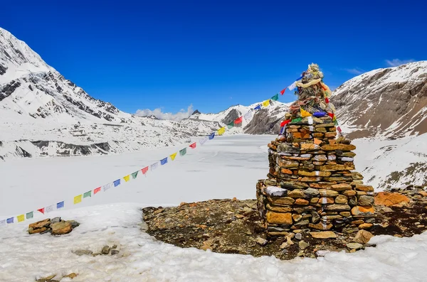 Himalayas mountains frozen lake and stone stop — Stock Photo, Image