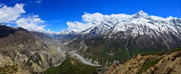 Himalaias montanhas vale do rio panorama na gama Annapurna — Fotografia de Stock