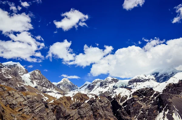 Himalaya gebergte variëren sneeuw pieken en wolken — Stockfoto