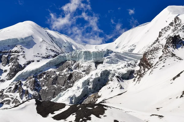 Ghiacciaio di alta montagna e cime e piste innevate — Foto Stock