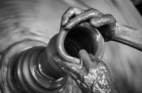 Las manos del hombre creando cerámica en la rueda — Foto de Stock