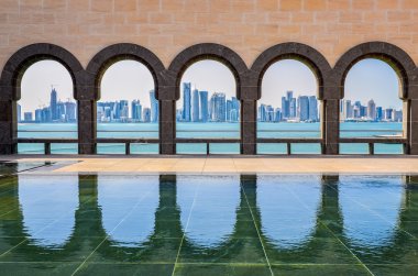 Doha skyline İslam Sanat Müzesi kemerler üzerinden yapmak