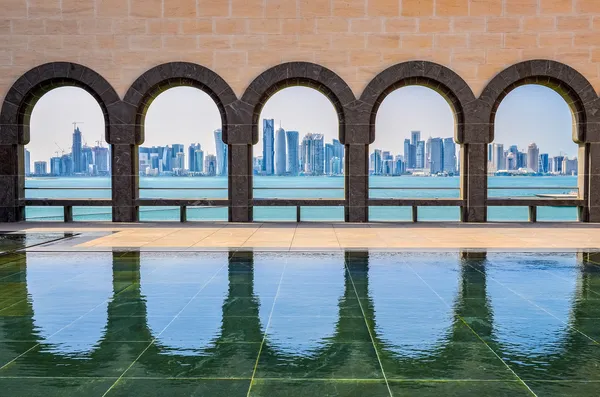 Doha skyline through the arches of the Museum of Islamic art, Do — Stock Photo, Image