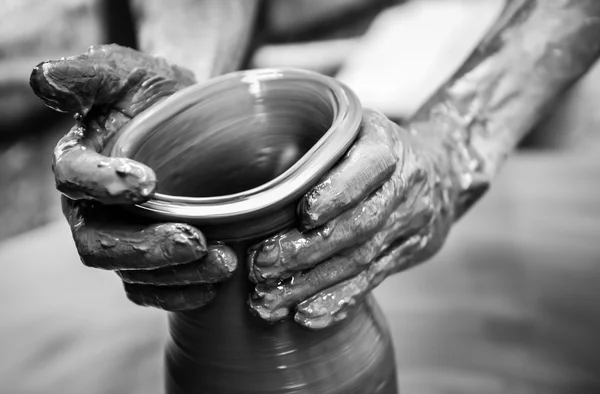 Manos de un hombre creando cerámica en la rueda — Foto de Stock