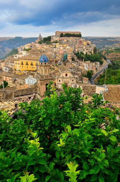 Vista da bela aldeia Ragusa com o primeiro plano da árvore verde — Fotografia de Stock