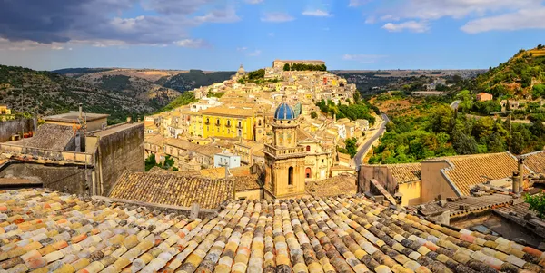 Panoramatický pohled na krásné vesnice ragusa na Sicílii — Stock fotografie