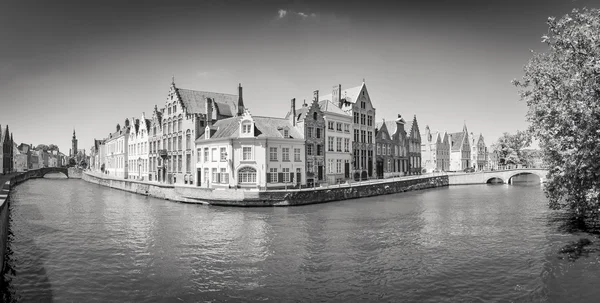 Vista panorámica monocromática del canal fluvial y casas en Brujas —  Fotos de Stock