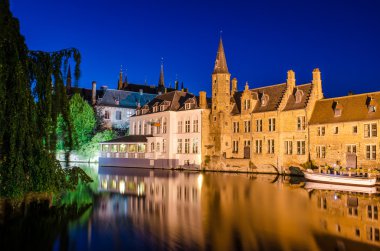 wat yansıması ile Bruges canal gece ve Ortaçağ evleri