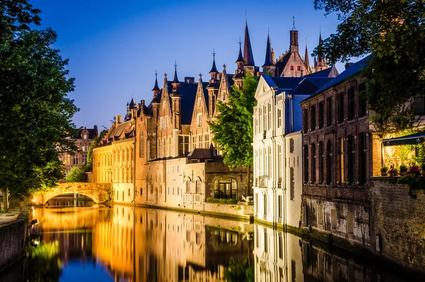 Canal de água e casas medievais à noite em Bruges — Fotografia de Stock