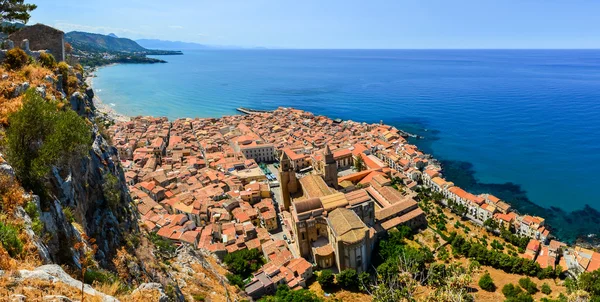 Vista panorámica aérea del pueblo de Cefalu en Sicilia — Foto de Stock