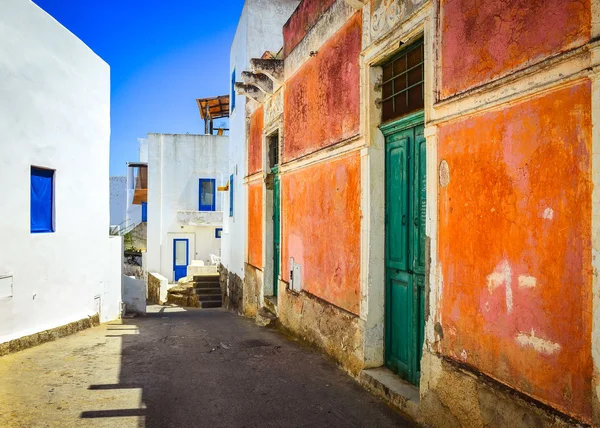 Strada mediterranea con pareti colorate e porte e finestre — Foto Stock