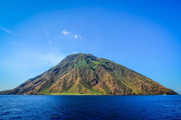 Вулканічний острів Стромболі в місті Lipari переглядали від океану, Sicil — стокове фото