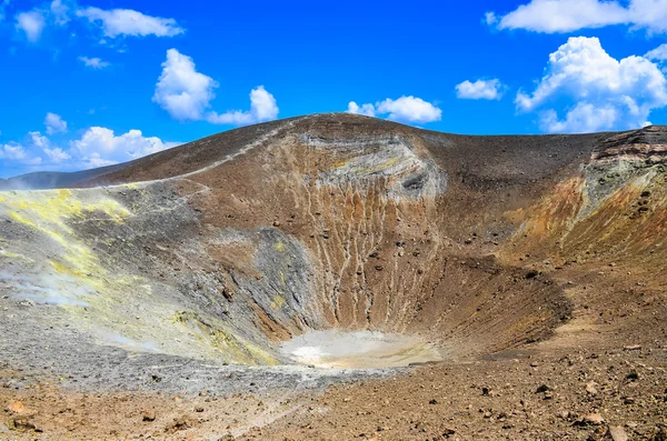 Cratere vulcanico sull'isola di Vulcano, Lipari, Sicilia — Foto Stock