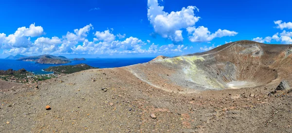 Панорамный вид на вулканический кратер и острова Липари, Сицилия — стоковое фото