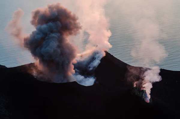 吸烟在西西里岛龙博岛上的火山爆发 — 图库照片