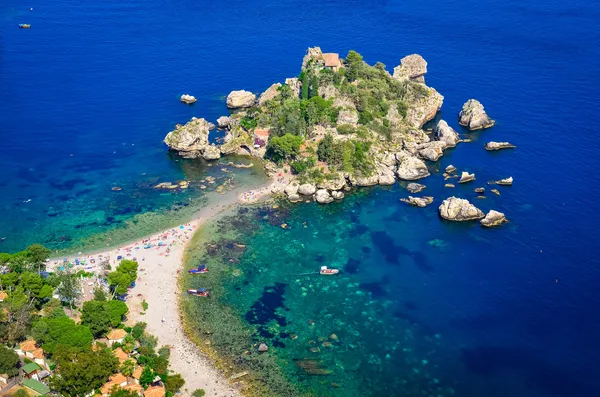 Veduta aerea della spiaggia di Isola Bella a Taormina, Sicilia — Foto Stock