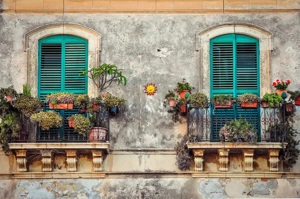 Krásný vinobraní balkon s barevnými květinami a dveřmi — Stock fotografie