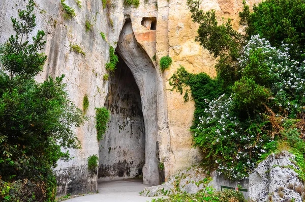 Kalksten grotta kallas öra för dionysius på Sicilien — Stockfoto