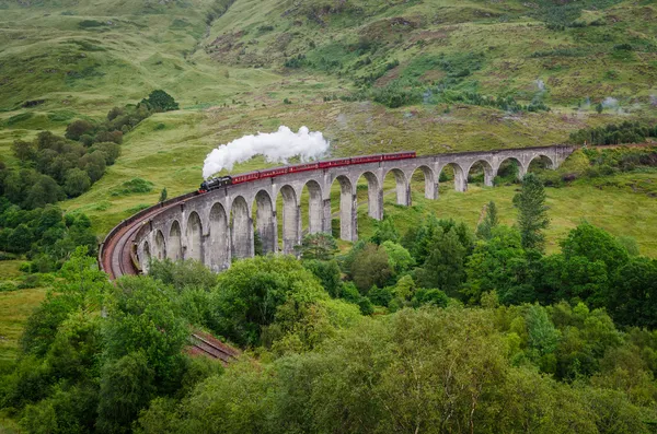 Comboio a vapor em um famoso viaduto Glenfinnan, Escócia — Fotografia de Stock