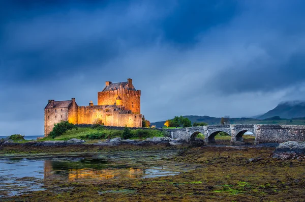 Weergave van eilean donan kasteel bij zonsondergang in Schotse Hooglanden — Stockfoto