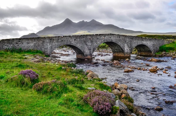 Most na sligachan z cuillins wzgórza w tle, scotl — Zdjęcie stockowe