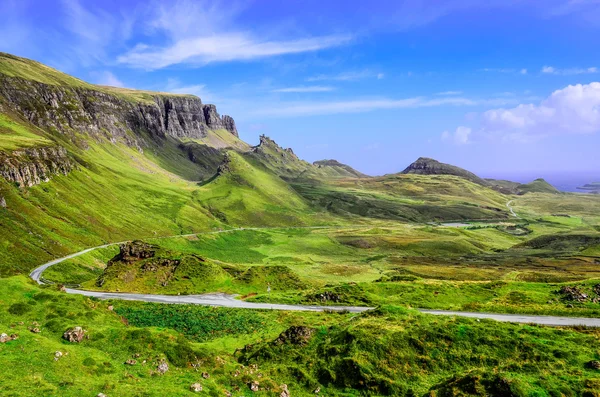 Vista de las montañas Quiraing y el camino, las tierras altas escocesas — Foto de Stock