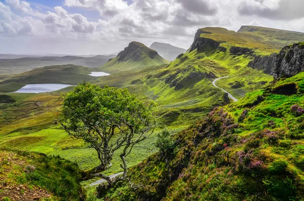 Vue panoramique sur les montagnes de Quiraing à l'île de Skye, en Écosse Photo De Stock