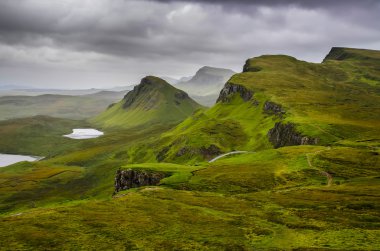 Scenic view quiraing Dağları ile dramatik gökyüzü, İskoç Merhaba