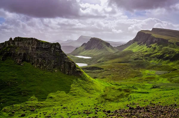 Pohled na krajinu quiraing hory na ostrově skye, skotský h — Stock fotografie