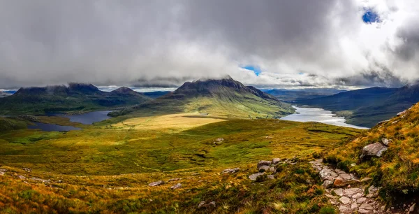 Panoramatický pohled krásných jezer a mraky v inverpolly oblasti, — Stock fotografie