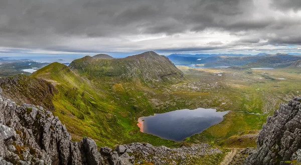 Panoramic view of Scottish highlands, mountains in Loch Assynt — Stock Photo, Image