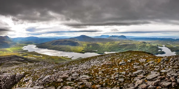 Panoramatický pohled ze skotské vysočiny v loch assynt oblasti — Stock fotografie