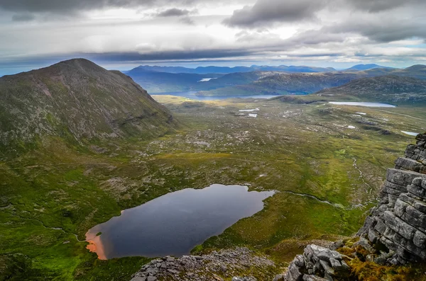 Vista panorámica desde el pico de la montaña en las tierras altas escocesas — Foto de Stock