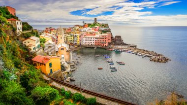 cinque terre köyde renkli vernazza panoramik manzaralı