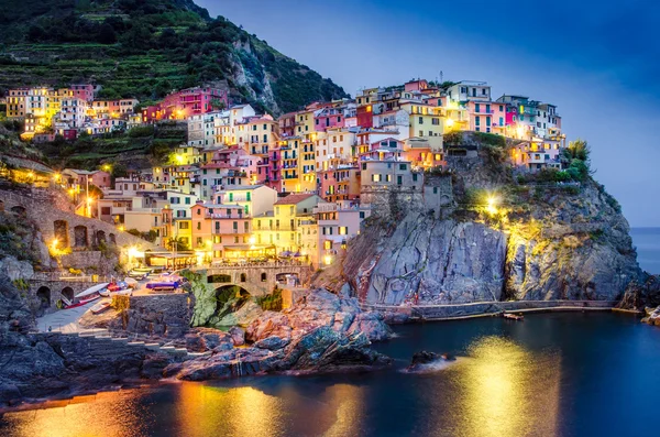 Vista noturna panorâmica da colorida vila de Manarola em Cinque Terre — Fotografia de Stock