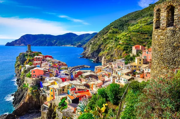 Vista panorámica del colorido pueblo de Vernazza en Cinque Terre Imágenes de stock libres de derechos