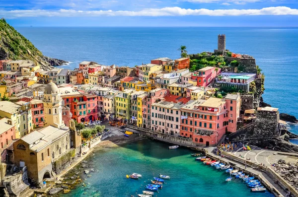 Vistas panorámicas del océano y el puerto en el colorido pueblo Vernazza, Ci Imagen de archivo