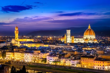piazzale michelangelo dan gece Floransa manzaralı görünüm