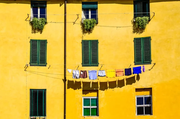 Detalhe de paredes e janelas coloridas da casa amarela — Fotografia de Stock
