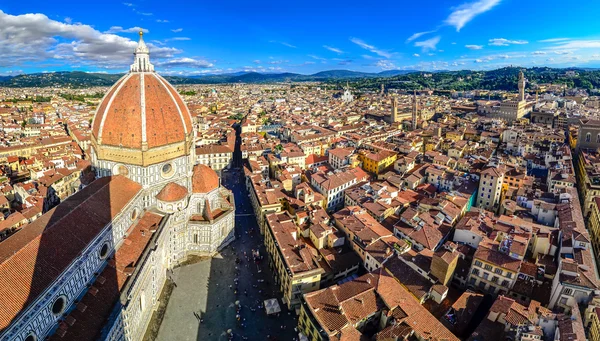 Panorámás kilátás a firenzei dóm és a kupola — Stock Fotó