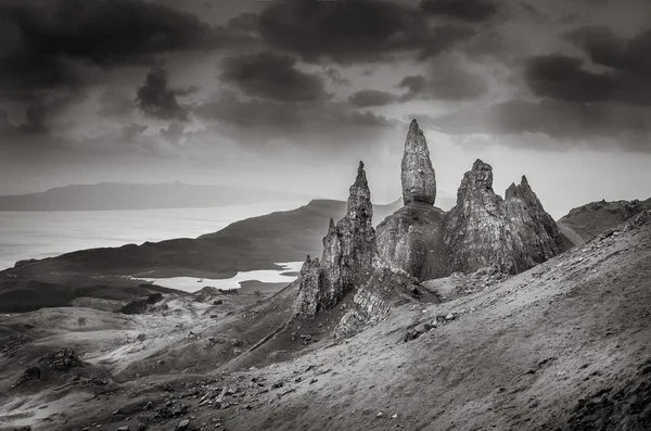 Vista monocromática da formação rochosa Old Man of Storr, Escócia — Fotografia de Stock