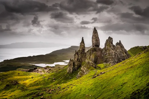 老爸的 storr 岩石形成，苏格兰的横向视图 — 图库照片