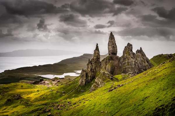 Veduta panoramica della formazione rocciosa di Old Man of Storr, Scozia — Foto Stock