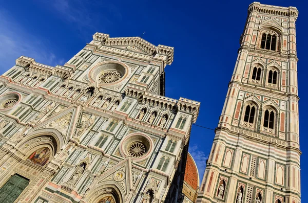 Vista de la catedral del Duomo y la torre Campanila en Florencia —  Fotos de Stock