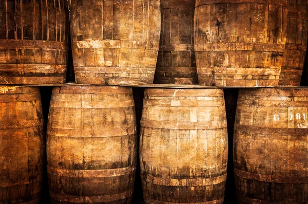 Barriles de whisky apilados en estilo vintage Imagen de stock