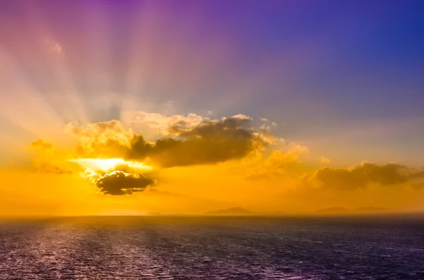 Oceano paisagem por do sol com nuvens e céu colorido — Fotografia de Stock