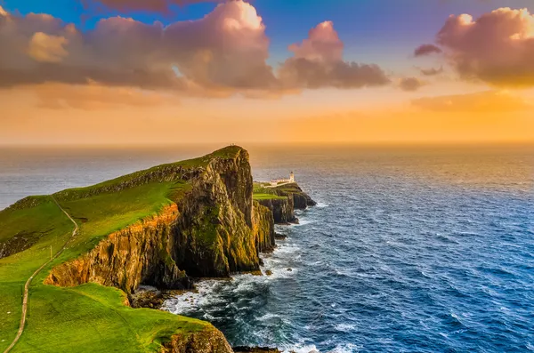 Pôr-do-sol colorido da costa oceânica no farol Neist Point, Escócia — Fotografia de Stock