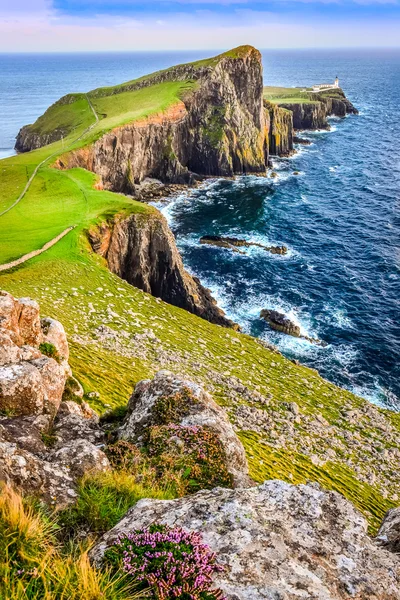 Vista vertical del faro de Neist Point y la costa rocosa del océano —  Fotos de Stock