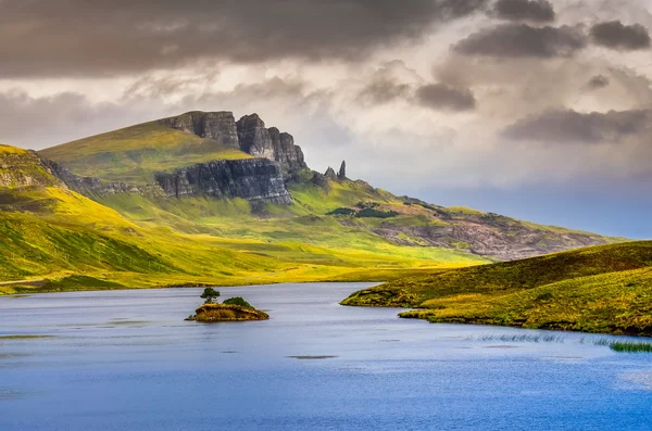 Vue paysage du vieil homme de Storr formation rocheuse et lac, Écossais — Photo