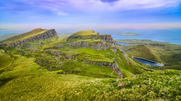 Vista panorámica de la costa de Quiraing en las tierras altas escocesas —  Fotos de Stock